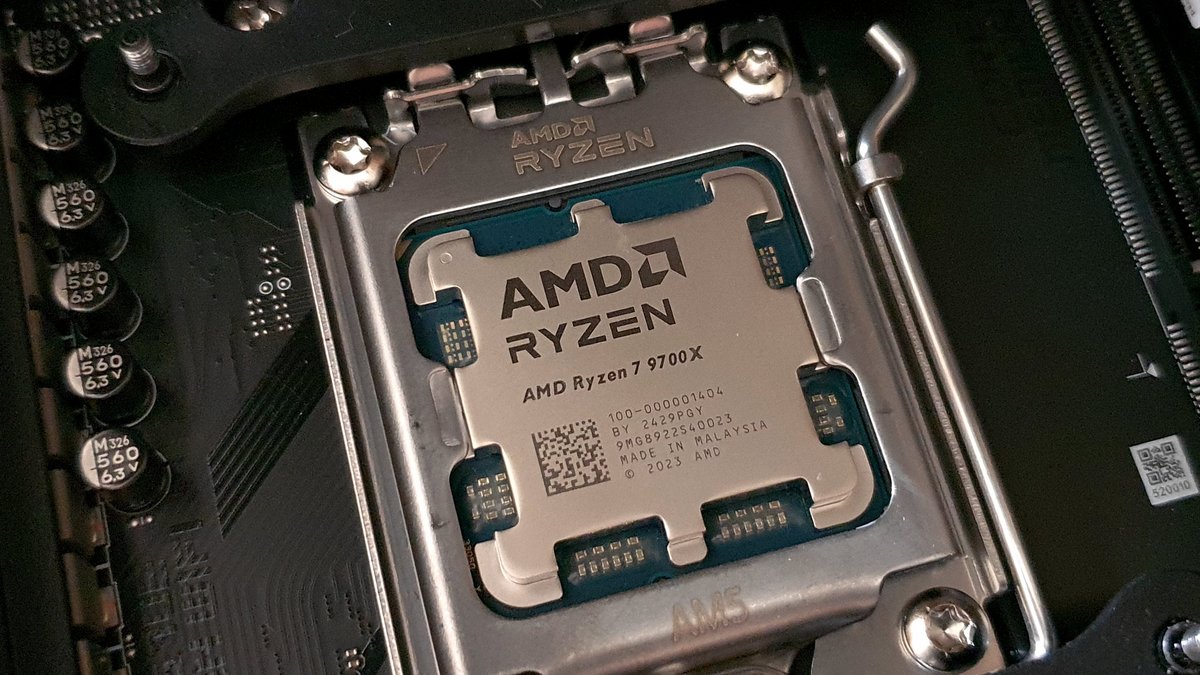 Le Ryzen 7 9700X dans son socket AM5 © Nerces pour Clubic