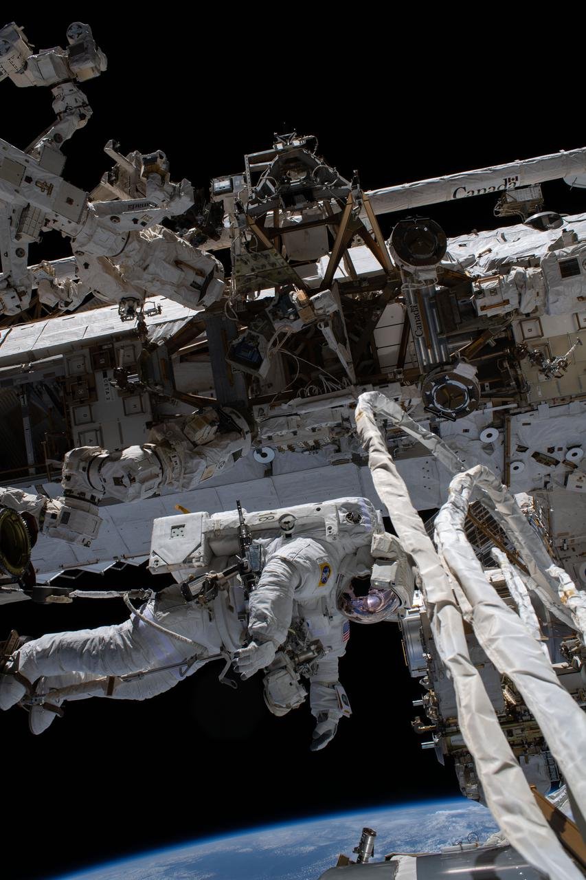 Victor Glover, uniquement rattaché à la station par ses cale-pieds. Ce qui libère les mains, c'est bien pratique © NASA