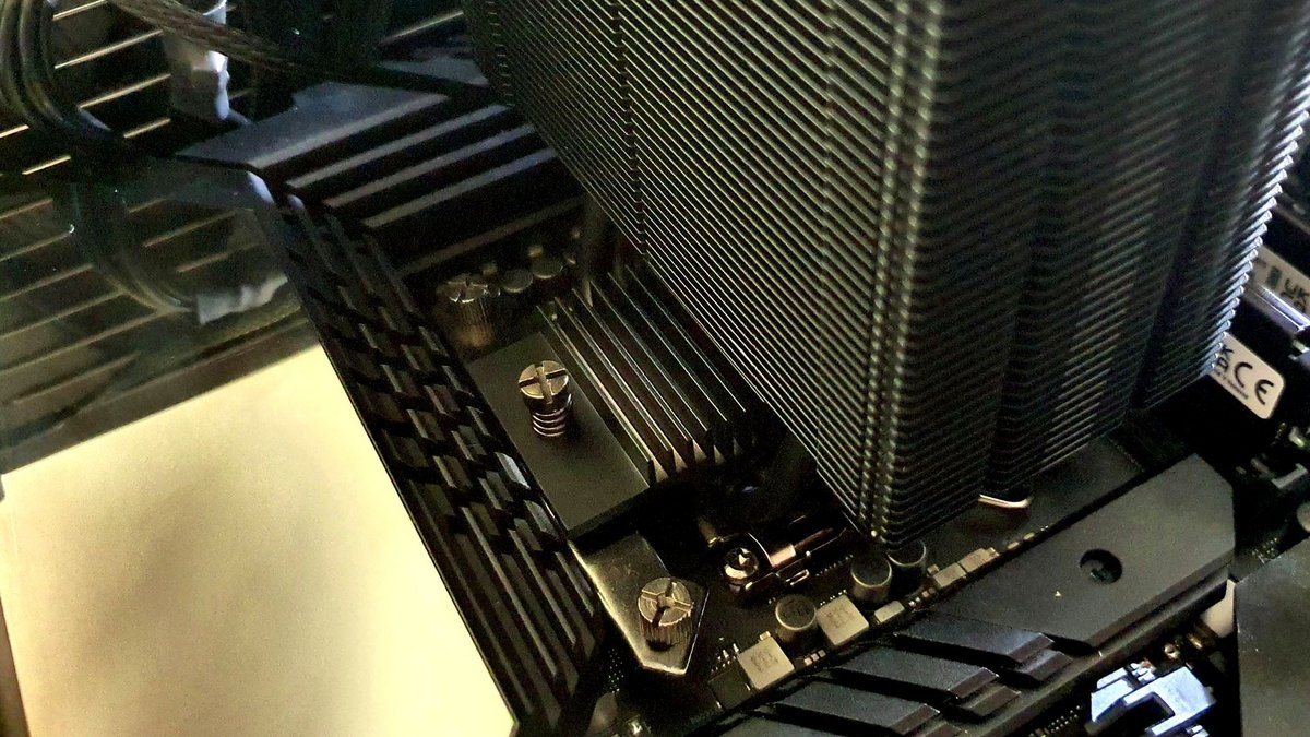 Aucun problème pour accéder aux vis de serrage du dissipateur : bien vu, Cooler Master © Nerces