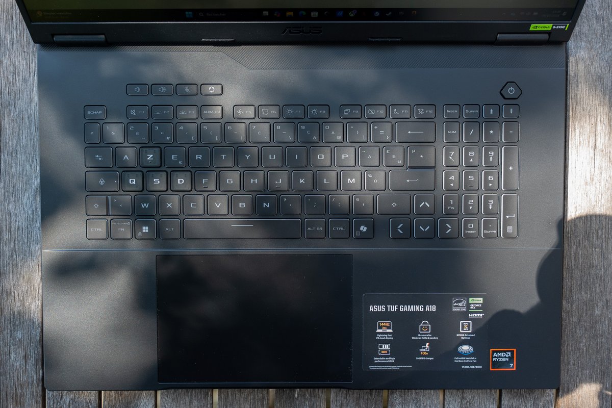 Le clavier est complet et confortable. © Clubic