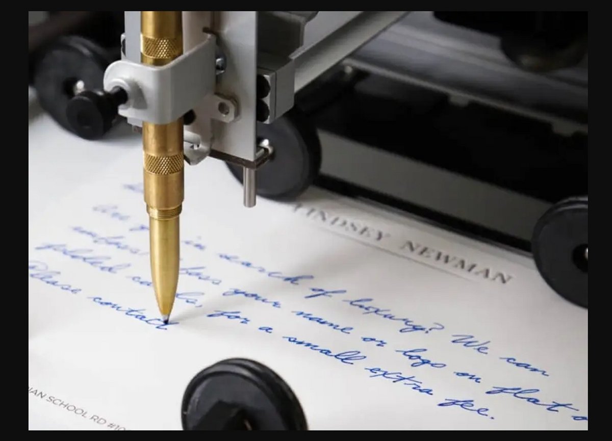 Le bras robotisé de Handwrytten dopé à l'IA et armé d'un vrai stylo bille écrit sur du vrai papier -  - Capture d'écran ©Mélina LOUPIA / Clubic