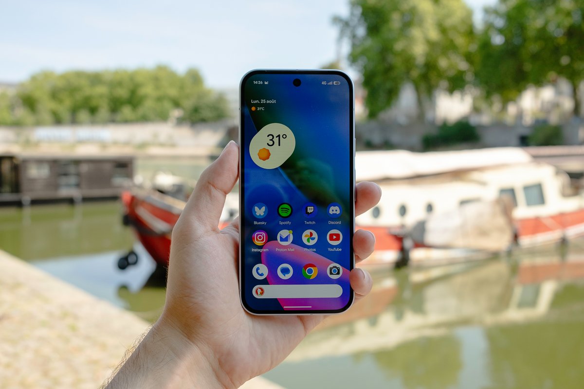 Atteignant les 3000 nits, l'écran du Pixel 10 est très lisible en extérieur. © Pierre Crochart pour Clubic.com
