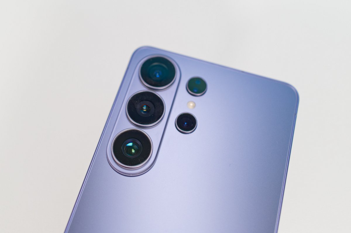 Les utilisateurs souhaitant profiter pleinement de la recharge sans fil rapide du Galaxy S26 Ultra devront se tourner vers les accessoires officiels de Samsung. © Marc Mitrani pour Clubic