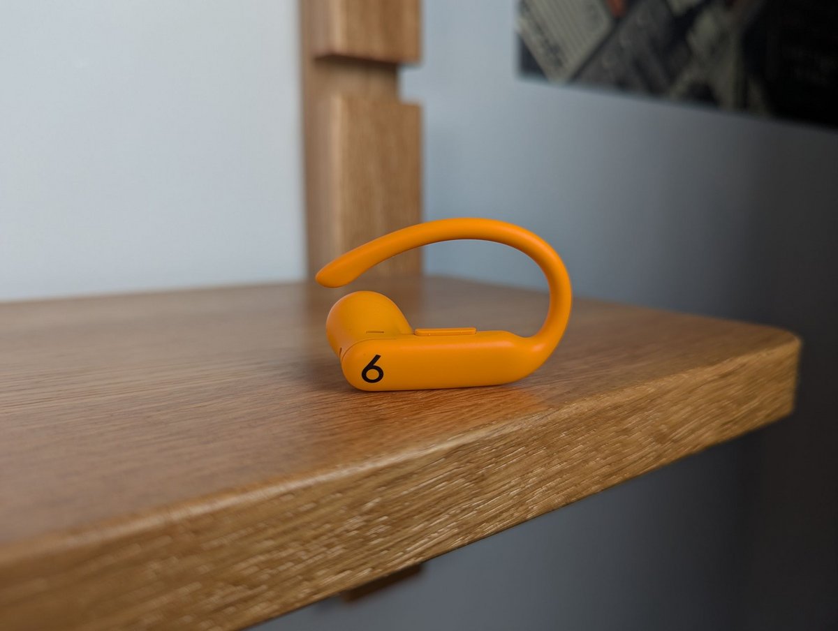 Plus petits que la première version, les Powerbeats Pro 2 sont bien conçus et plutôt confortables pour des écouteurs intra-auriculaires ©Guillaume Fourcadier