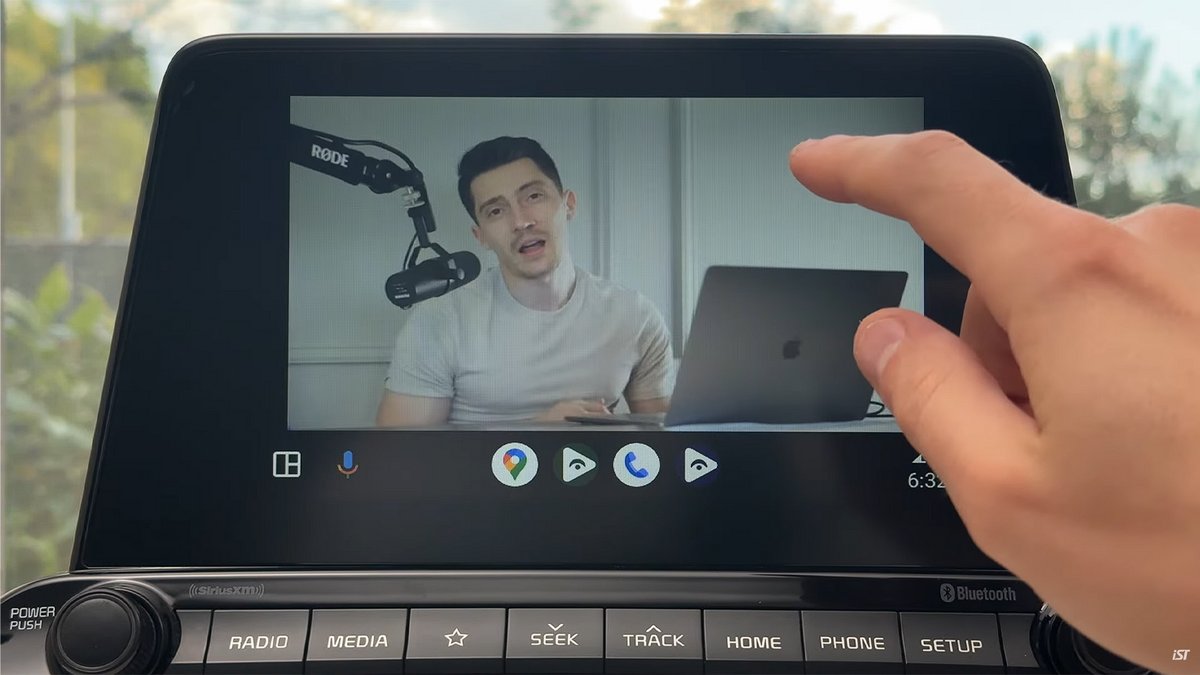 Lecture d'une vidéo sur Fermata Auto avec commandes multimédias intégrées à Android Auto. - © iSimplifiedTech