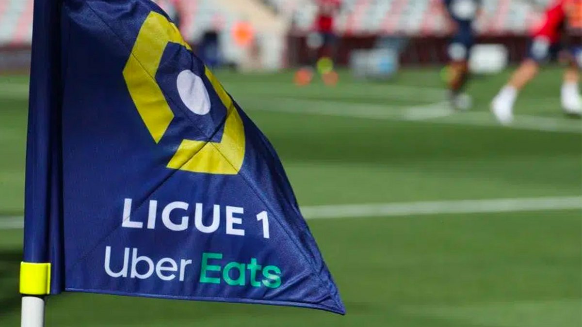 Un drapeau de corner afficant le logo de la Ligue 1 de football