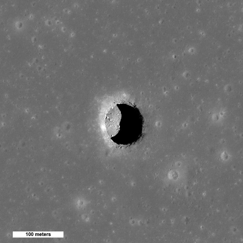 Un "puits" lunaire, formation assez rare et très intéressante à aller un jour explorer. LRO en a dévoilé plusieurs... Crédits NASA