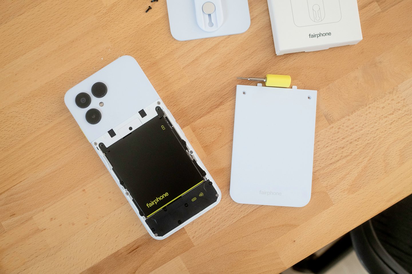 Un simple tournevis suffit pour extraire la batterie en quelques minutes, un geste d’entretien qui redevient banal et prolonge la vie de l’appareil. © Pierre Crochart pour Clubic.com