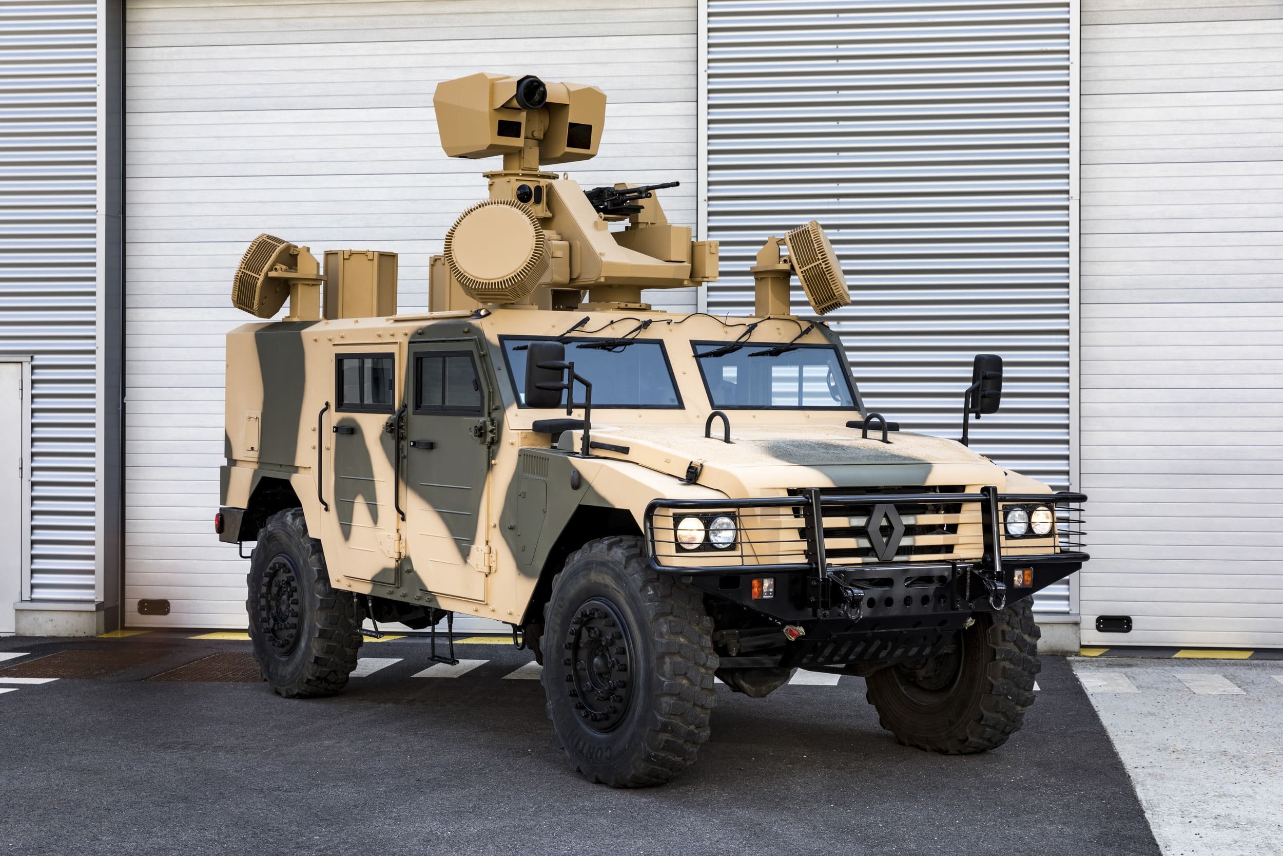 Le laser HELMA-P se trouve tout en haut de ce véhicule militaire tactique léger Renault de l'armée © ministère des Armées