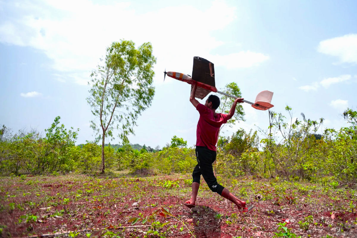 Le jeune « 3D », en train d'essayer un drone qu'il vient de fabriquer grâce à l'impression 3D © Daphné Wesdorp / Wired