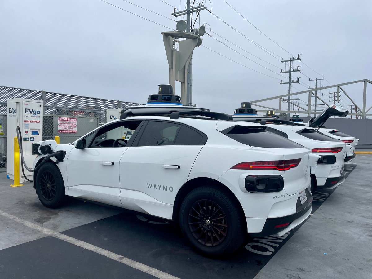  Waymo a mis en place des services de robotaxi dans certaines villes américaines, notamment à Phoenix, en Arizona, où les véhicules circulent sans conducteur de sécurité depuis un certain temps. © CLS Digital Arts / Shutterstock