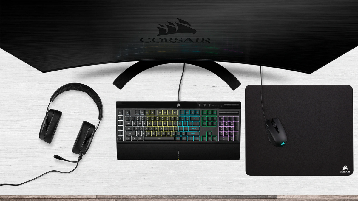 Le pack Corsait avec clavier, souris, tapis et casque en action