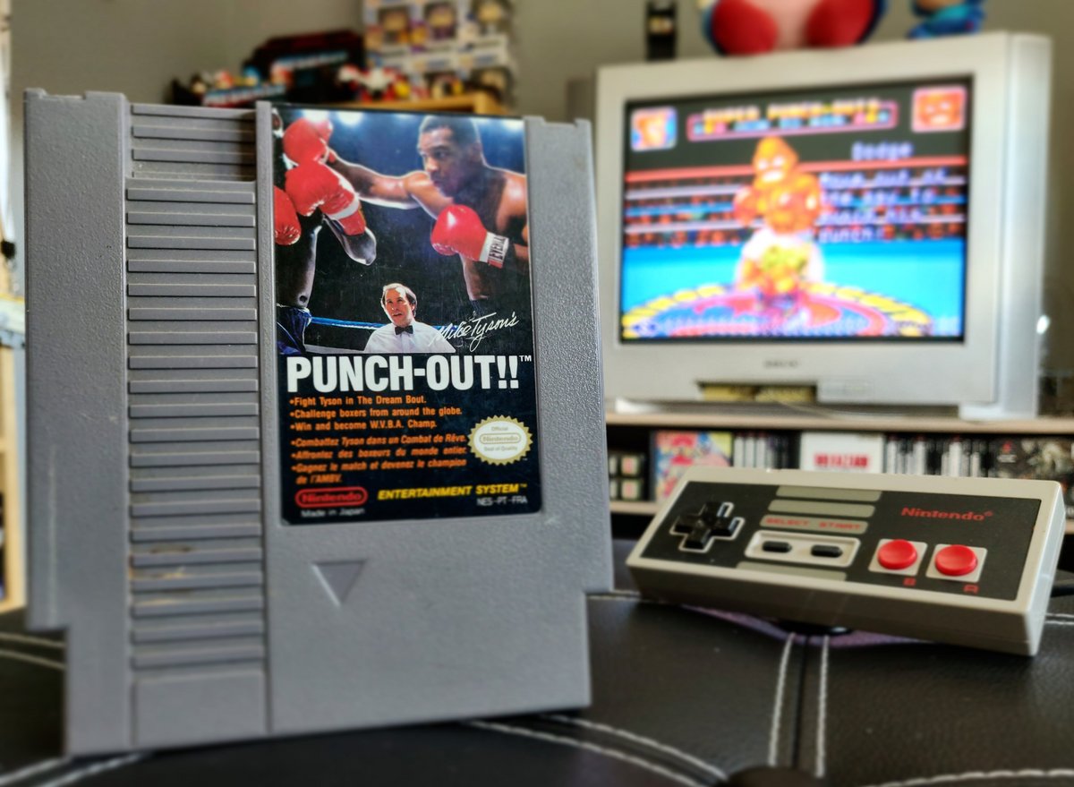 Mike Tyson's Punch Out en premier plan, et Super Punch-Out sur Super Nintendo