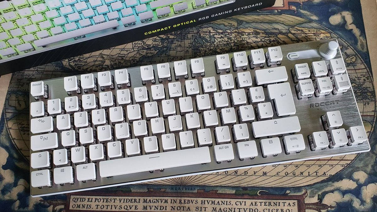 Ici tout de blanc vêtu, le Vulcan TKL Pro existe aussi en noir © Nerces