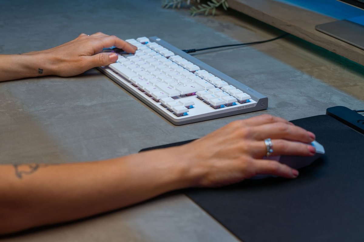 Le G515 Rapid TKL est disponible en noir ou en blanc et gris. ©Logitech