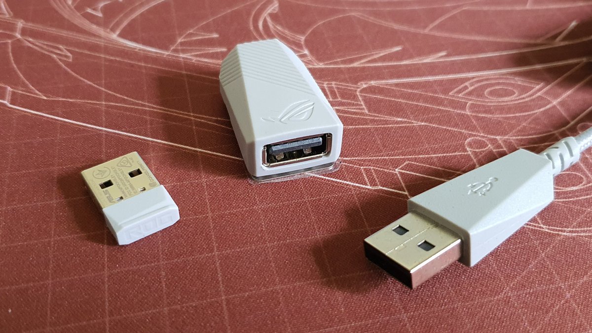 Le dongle RF 2,4 GHz ainsi qu'un adaptateur USB et le câble © Nerces pour Clubic