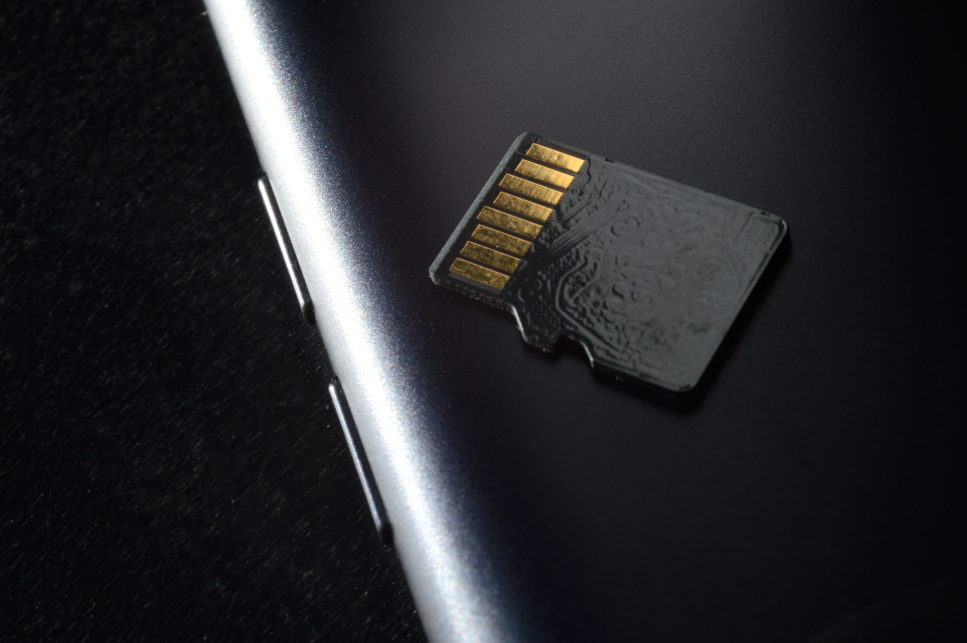 Vers un retour salvateur du port Micro-SD en période de disette ? © Shutterstock