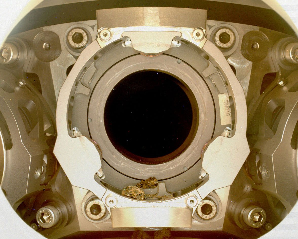 On voit ici les fragments d'échantillons qui bloquent l'entrée du carrousel de Perseverance : impossible pour le moment d'y mettre un tube. © NASA/JPL-Caltech