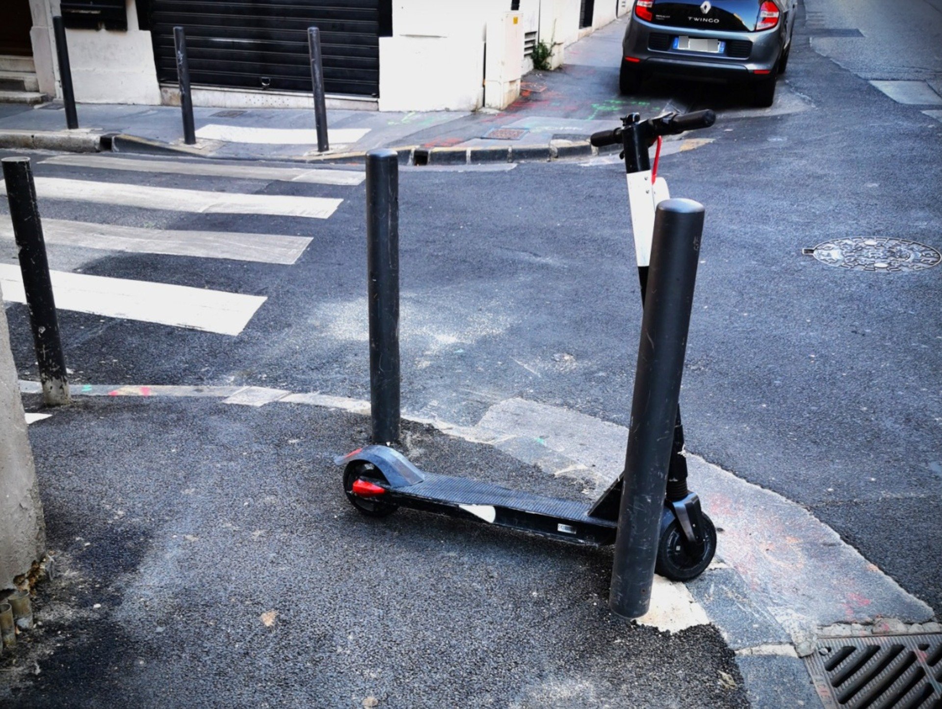 Exemple d'une trottinette Bird qui complique le passage sur un trottoir déjà pas en grande forme © Alexandre Boero pour Clubic