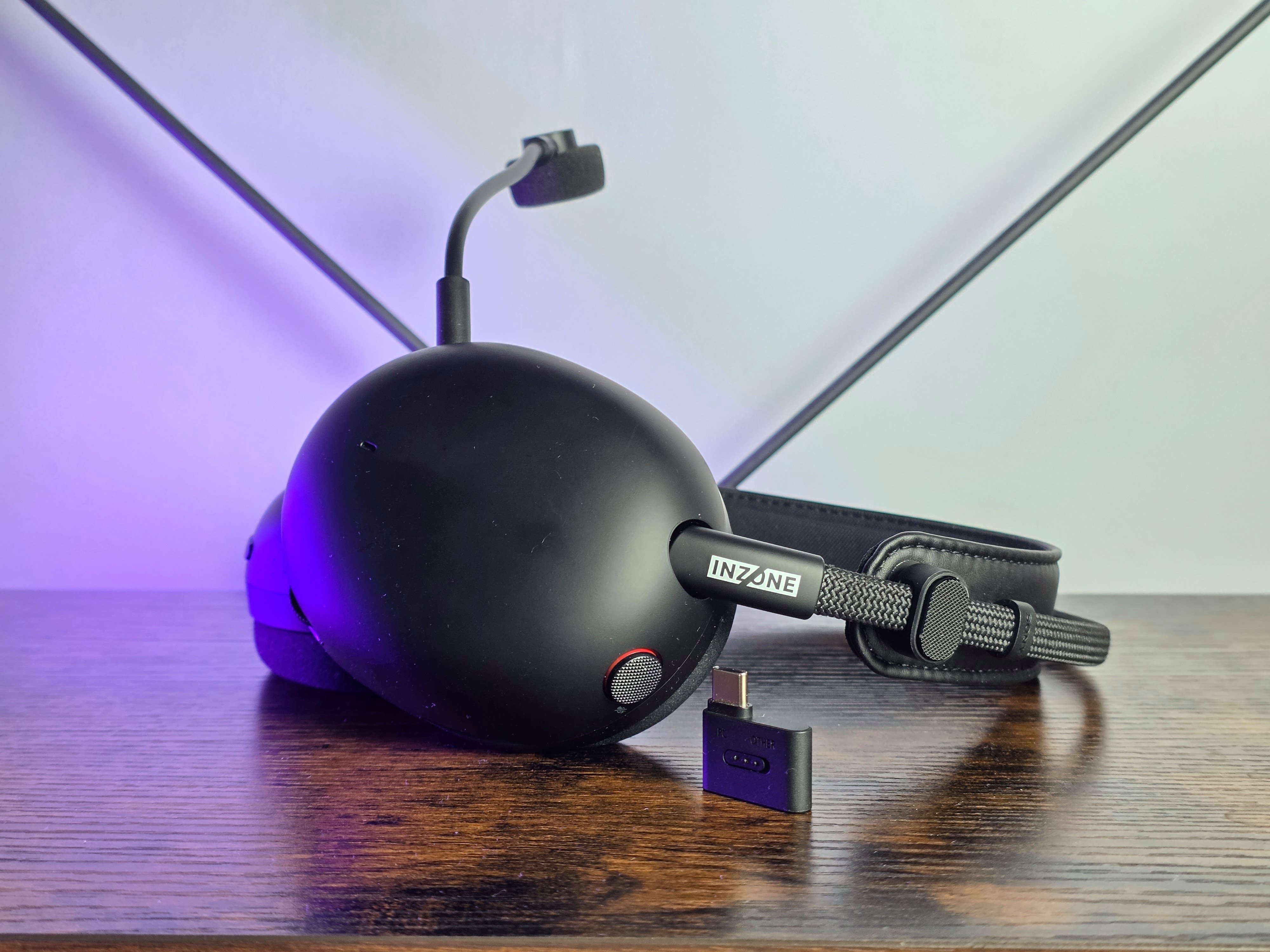 Le Sony Inzone H9 II affiche un design modernisé, devenant véritablement un hybride entre produit gaming et nomade © Guillaume Fourcadier pour Clubic