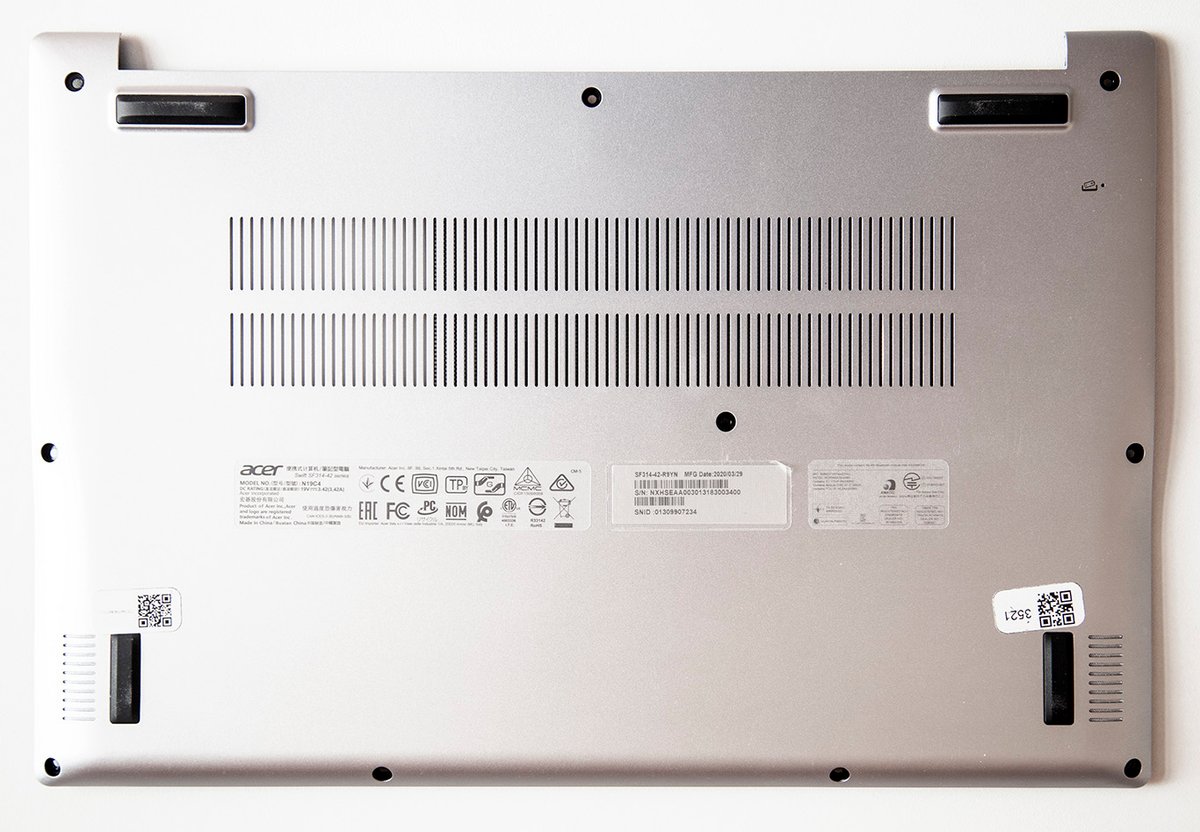 Capot de l'Acer SF314-42-R9YN. On distingue les ouies pour les hauts-parleurs de chaque coté des patins caoutchouc