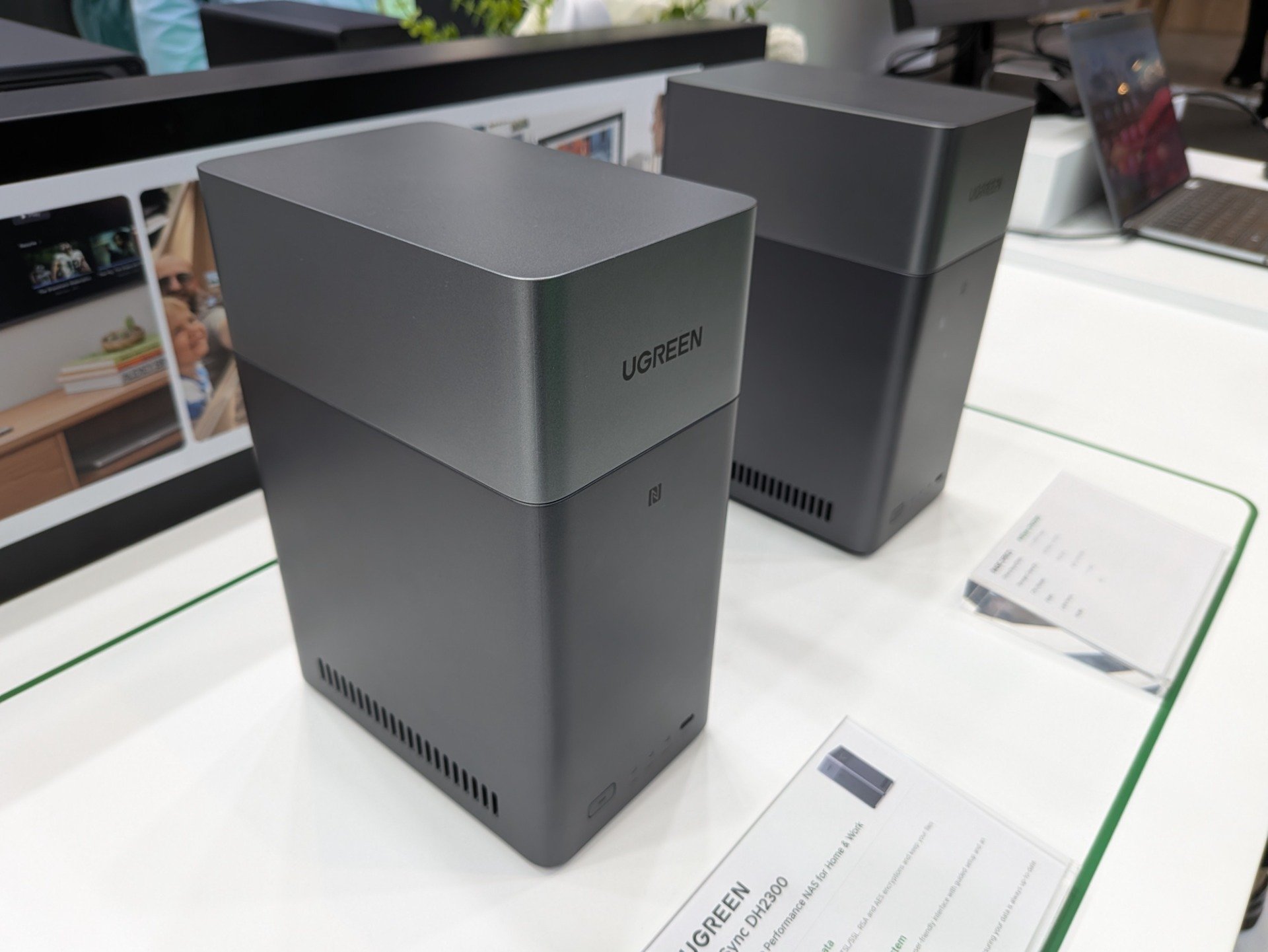 Aperçu au dernier IFA de Berlin, le NAS Ugreen DH2300 sera commercialisé à 188,99€ à partir de mi-octobre. ©Nicolas Guyot pour Clubic