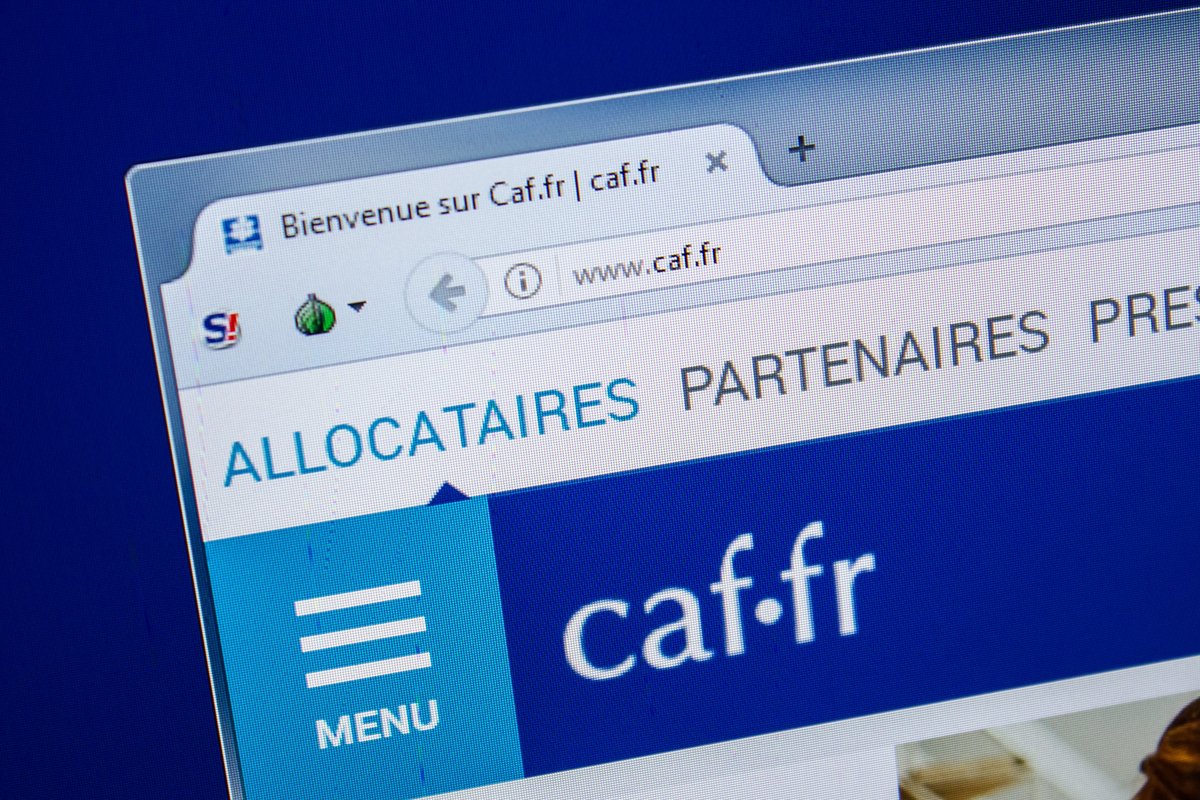 Capture d'écran du site de la CAF © Sharaf Maksumov / Shutterstock