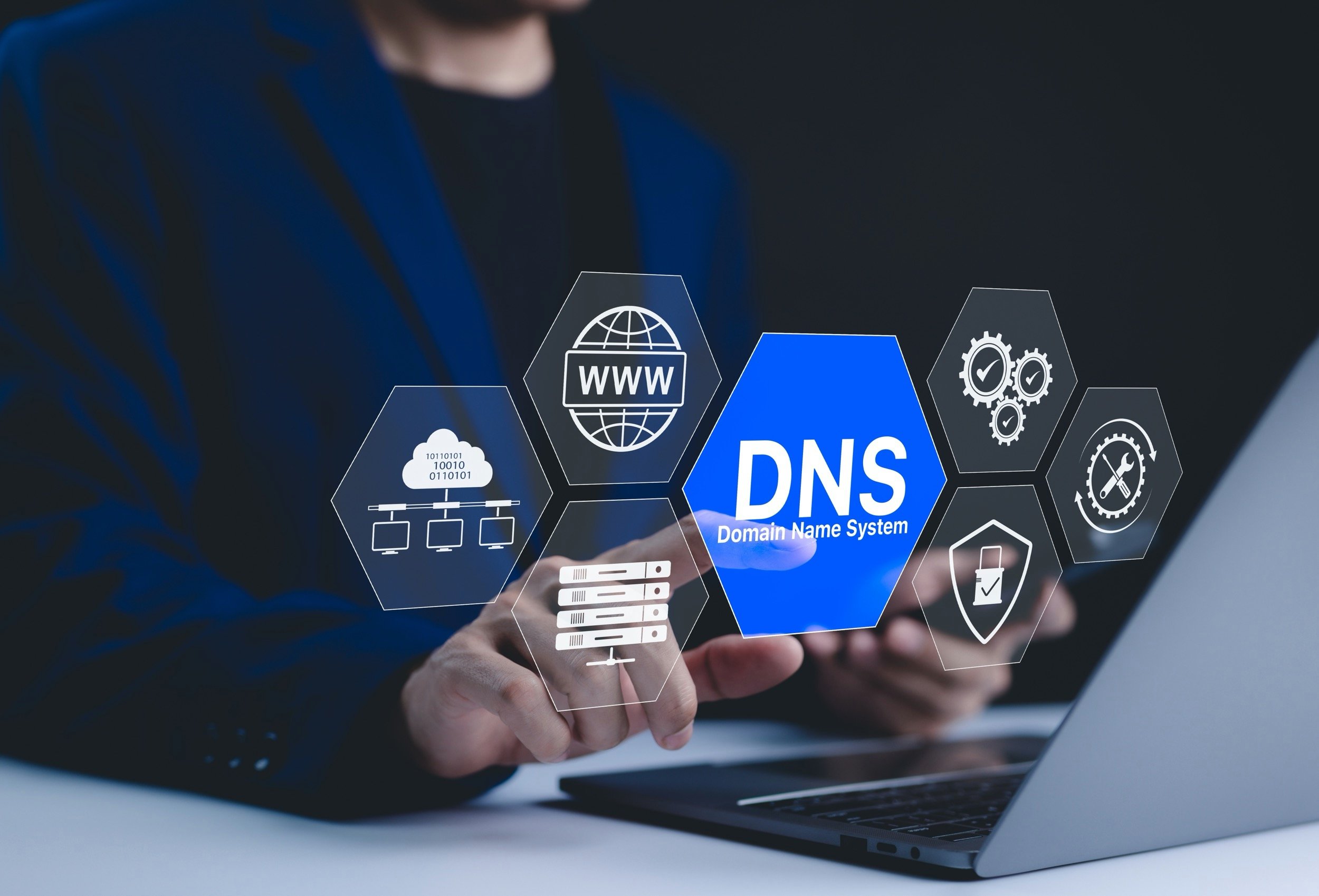 Les résolveurs DNS traduisent les noms de domaines en adresse IP pour permettre à vos équipements de communiquer avec les serveurs web. © SuPatMaN / Shutterstock