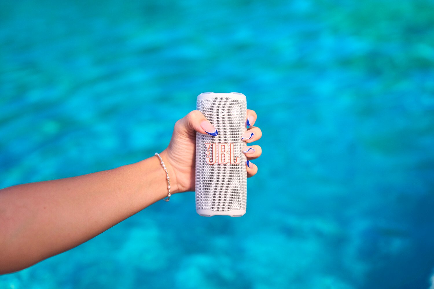 La JBL Grip tient aisément dans la main. ©JBL