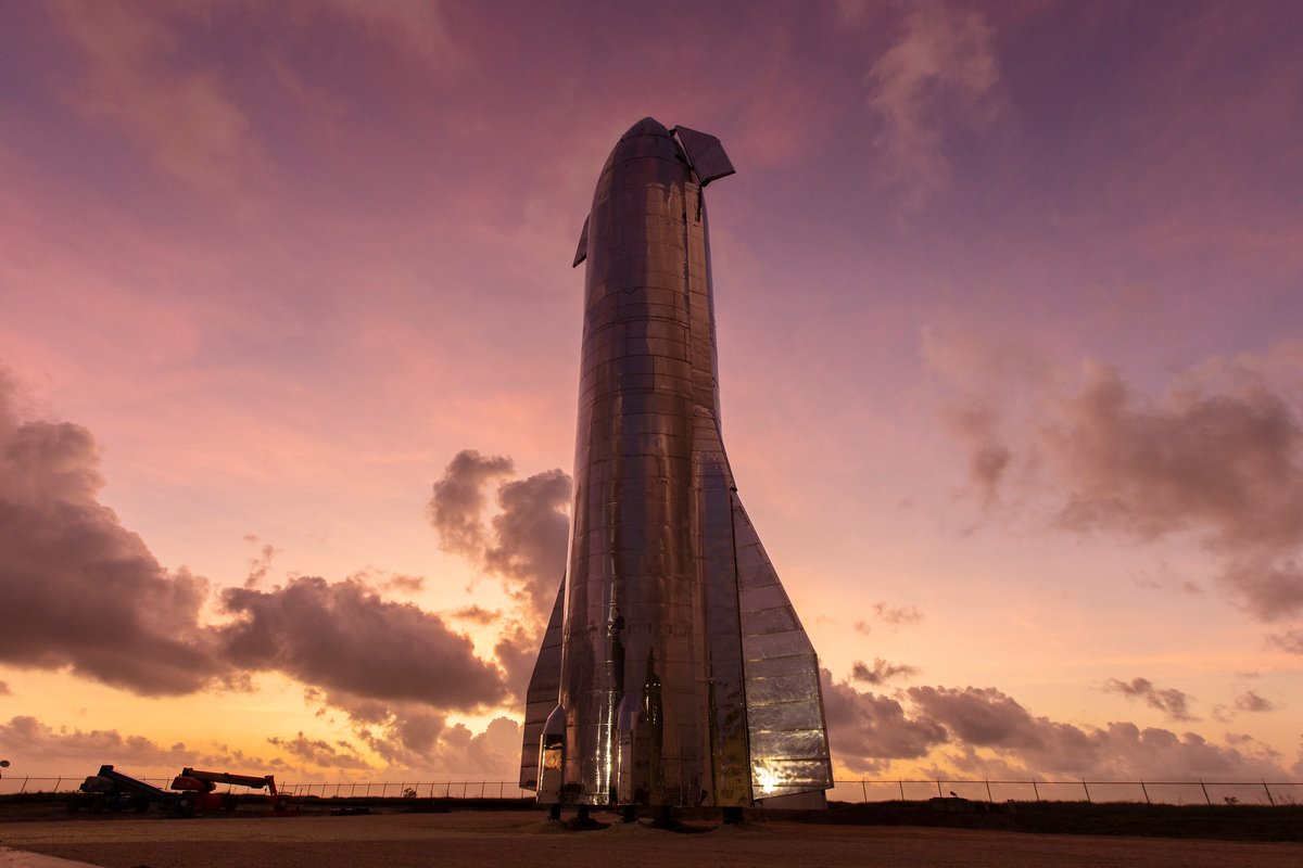 Le premier exemplaire Starship Mk1 totalement assemblé. Depuis, la technique a encore évolué (et le design aussi). Cet exemplaire a été détruit lors d'un test. © SpaceX