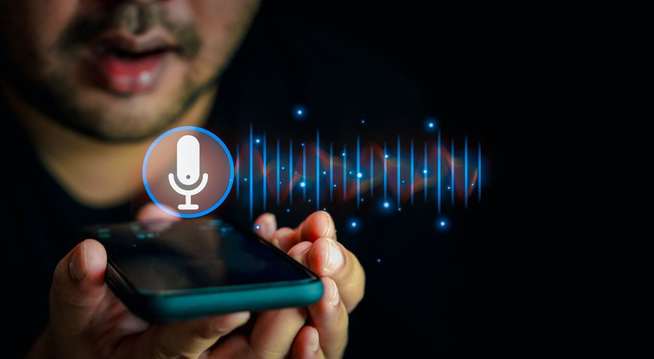 Les deepfake audio sont de plus en plus répandus sur WhatsApp © Dontree_M /Shutterstock