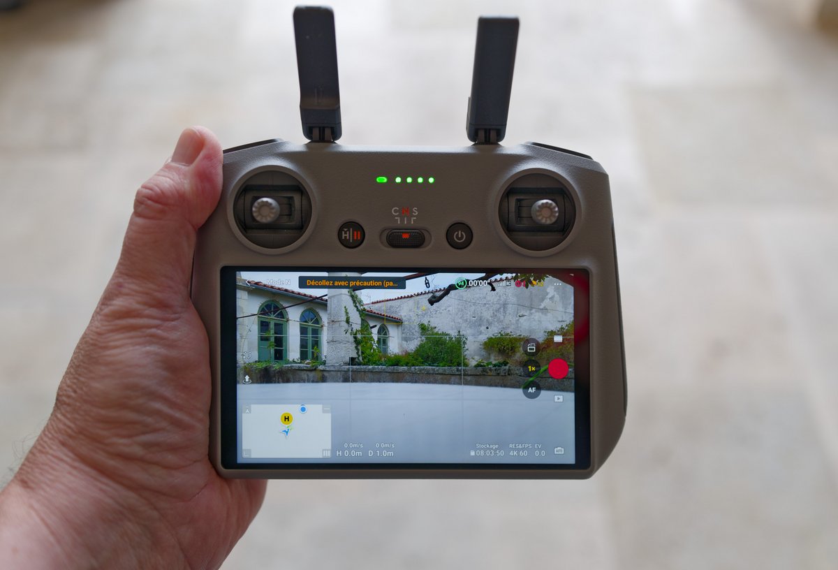 La radiocommande DJI RC 2 © Marc Mitrani pour Clubic