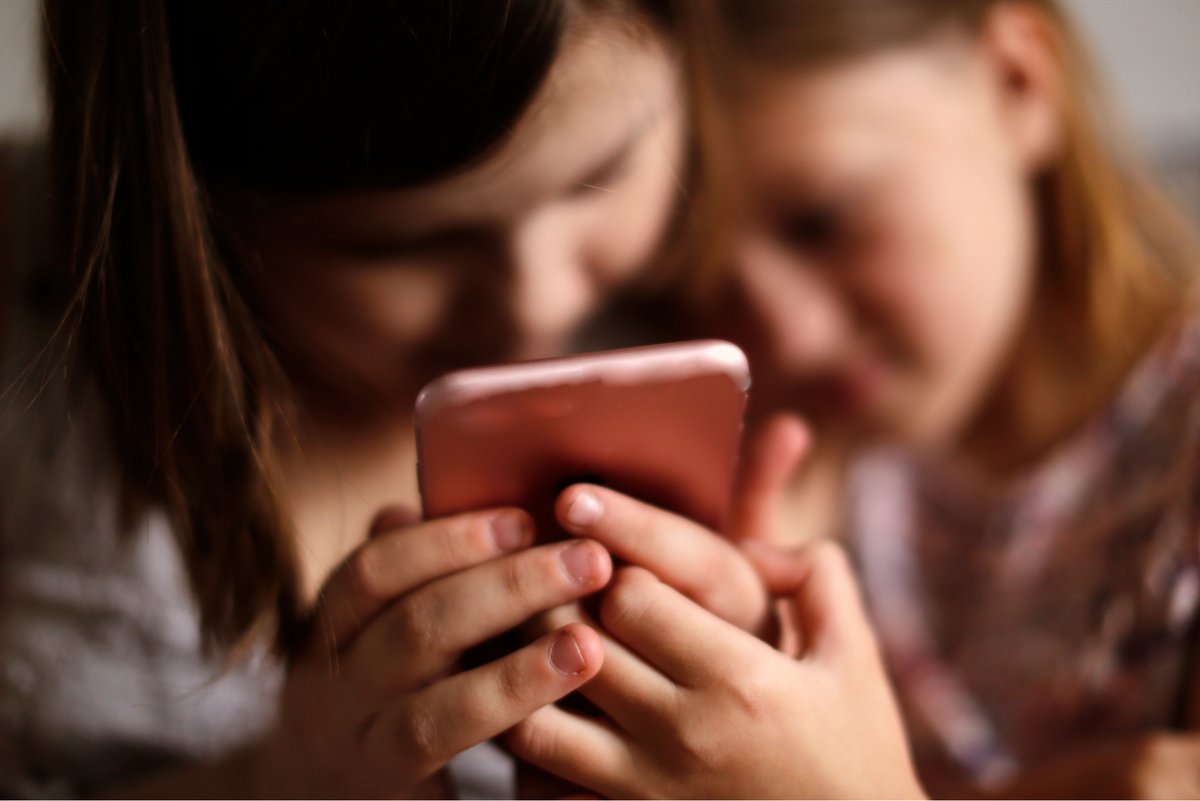 Les élèves du collège d'Eton ne pourront plus naviguer sur leur smartphone pendant la nuit © Shutterstock 