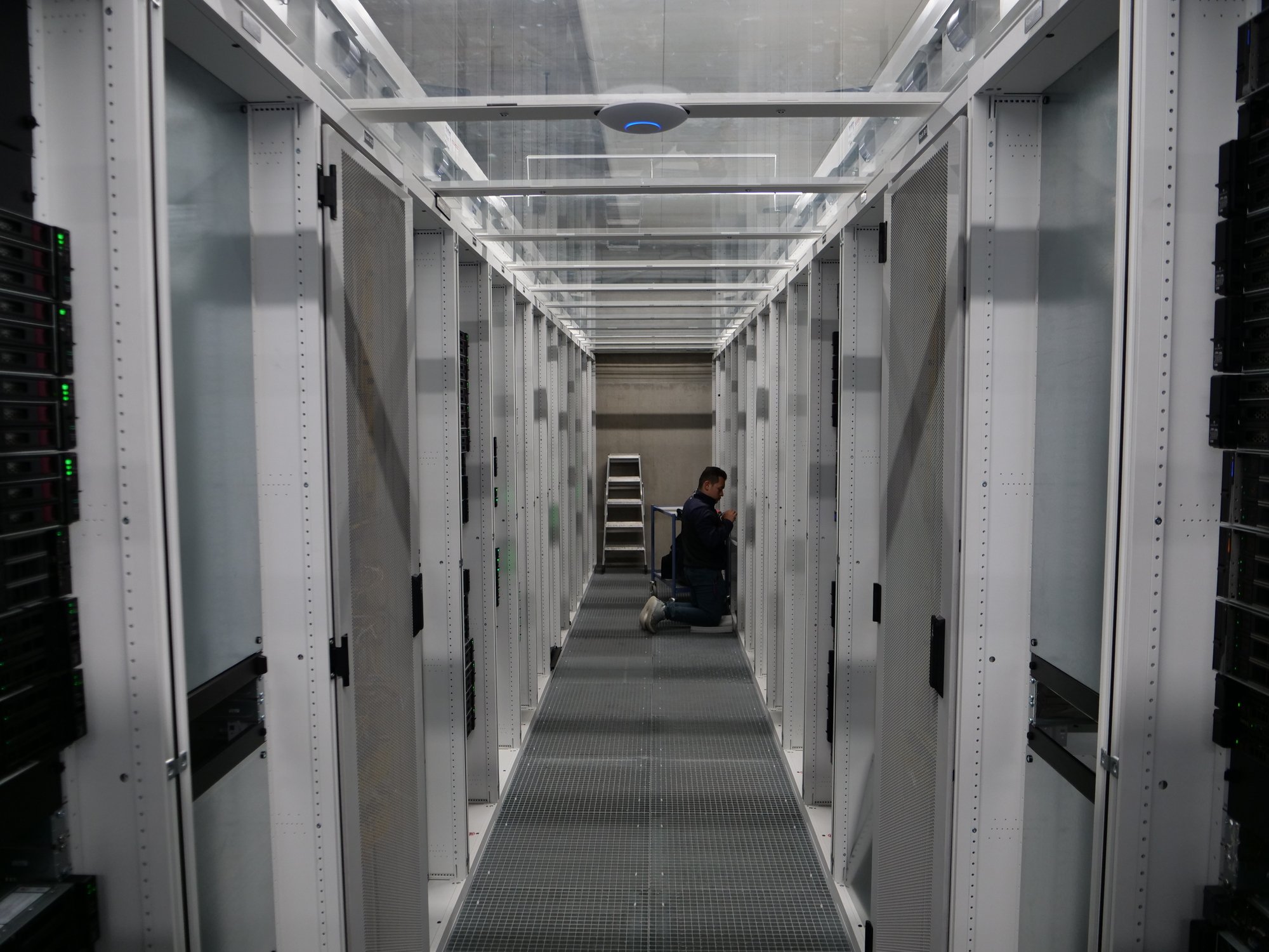 Nous voici dans l'une des allées froides du data center © Alexandre Boero / Clubic