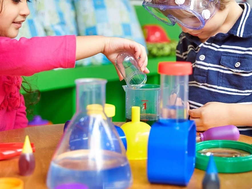 2 enfants faisant de la chimie. © Ad Astra