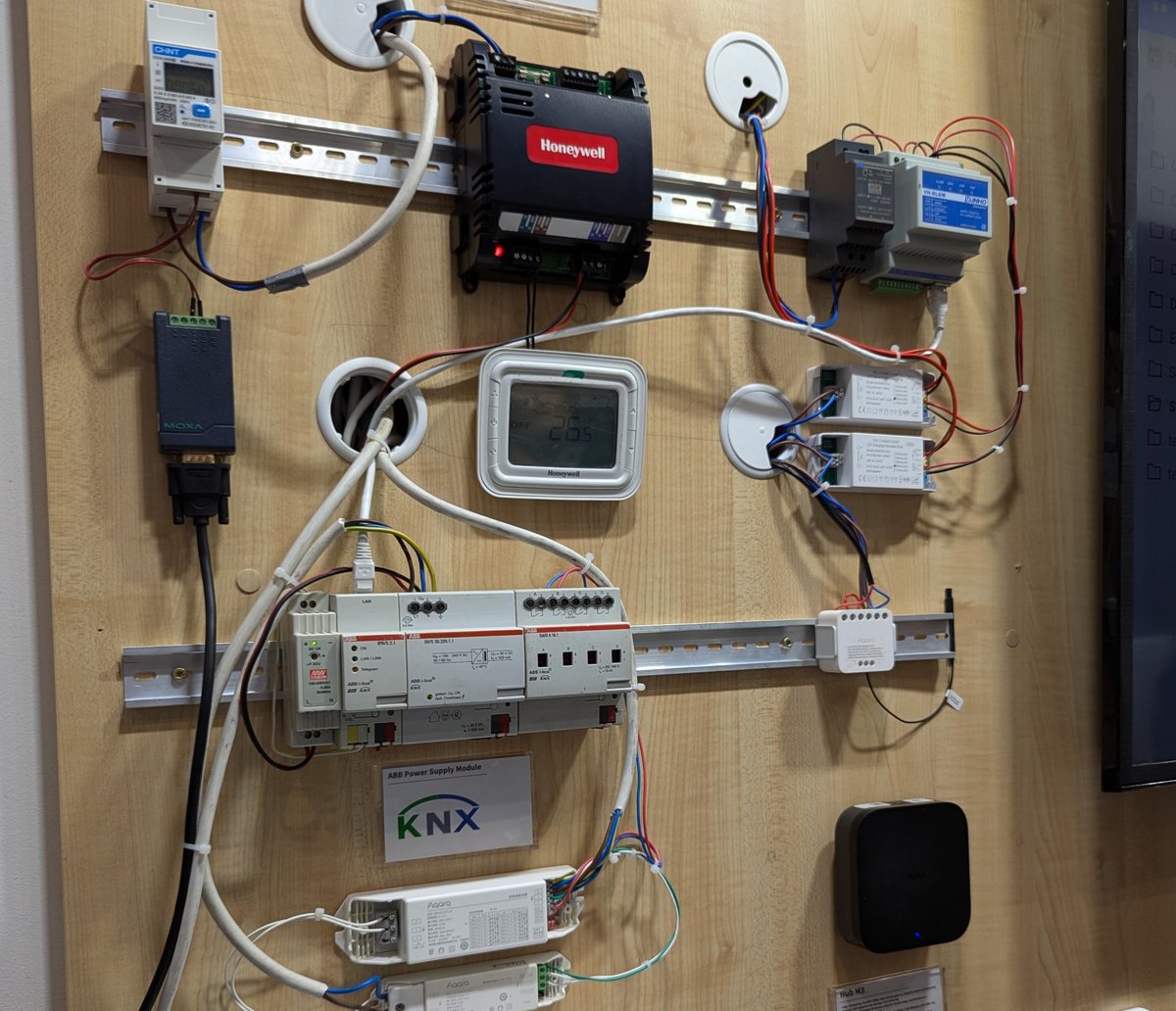 Multiprotocole, le Hub M3 d'Aqara (le boîtier noir en bas à droite) est compatible avec les principales solutions domotiques du marché. ©️ Nicolas Guyot pour Clubic 