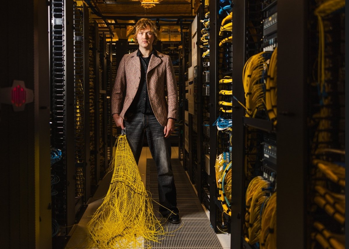 Maximilian Raynor, le tailleur de la robe en fibre optique © Equinix