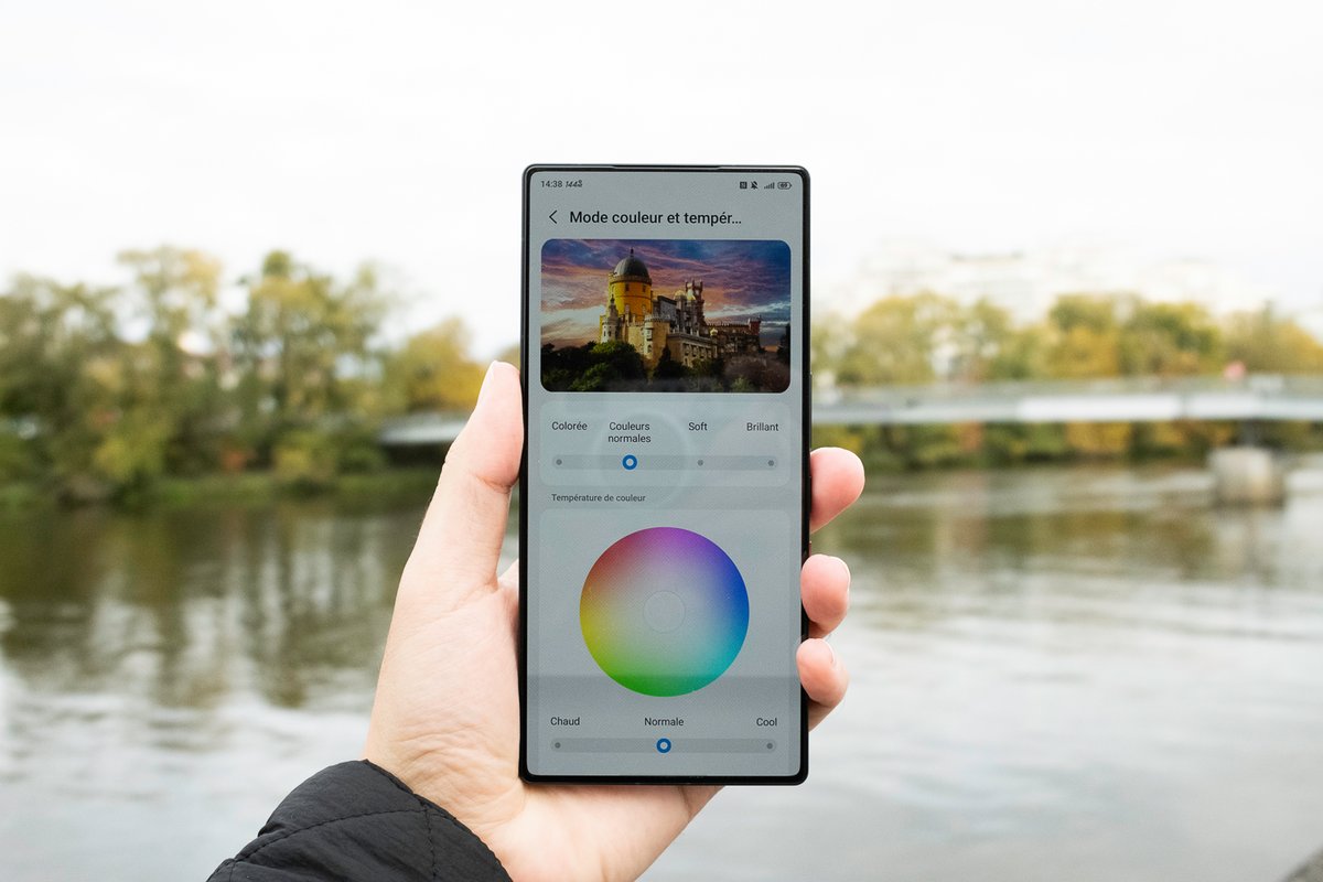 Les bordures sont très fines, et la luminosité correcte, sans plus. ©Pierre Crochart pour Clubic.com