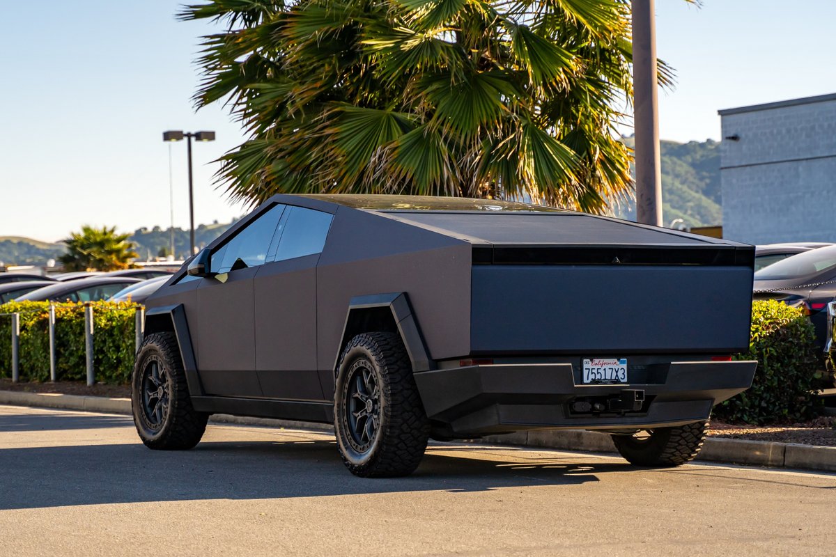 Un Cybertruck de couleur noire. ©Iv-olga / Shutterstock