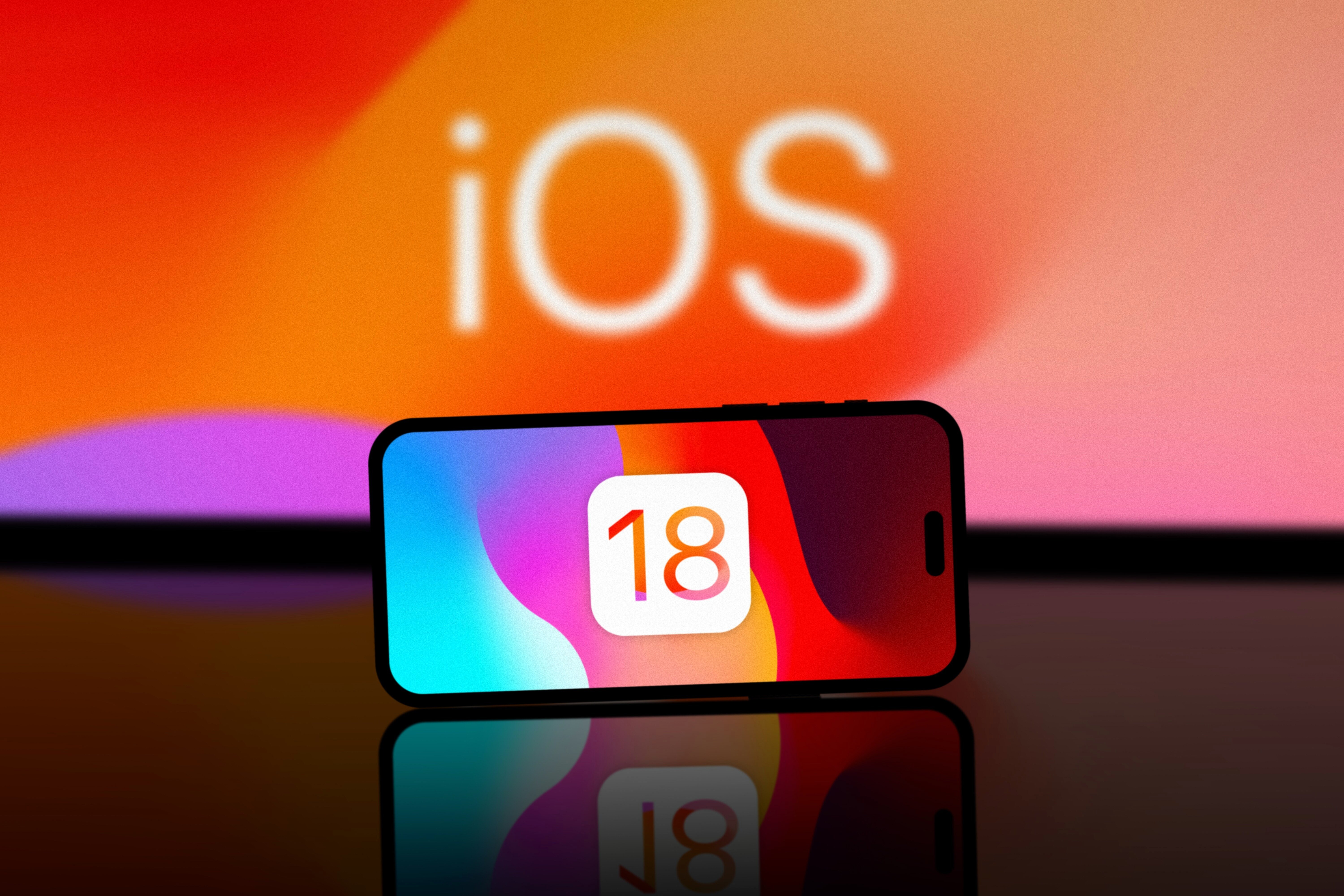 iOS 18 est affiché sur un smartphone © QubixStudio / Shutterstock