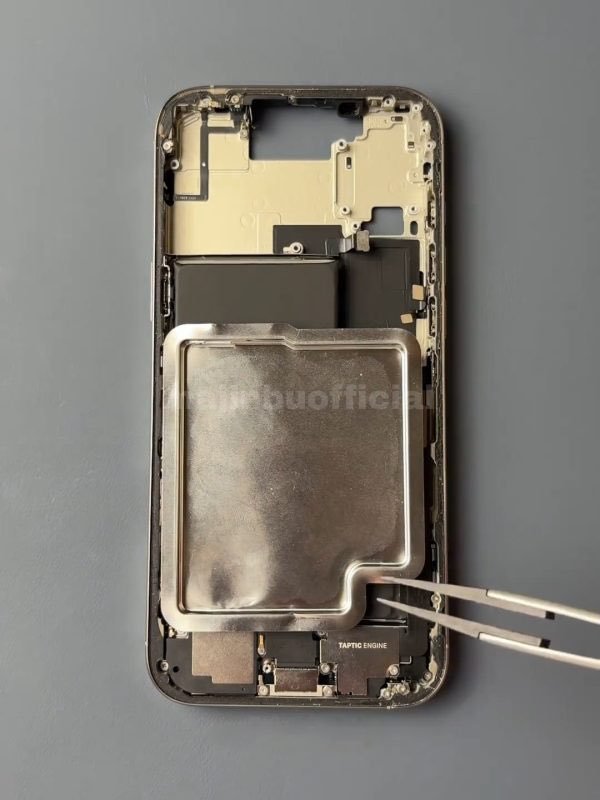 Le supposé « bouclier thermique » de la batterie de l'iPhone 17 Pro. © MajinBu
