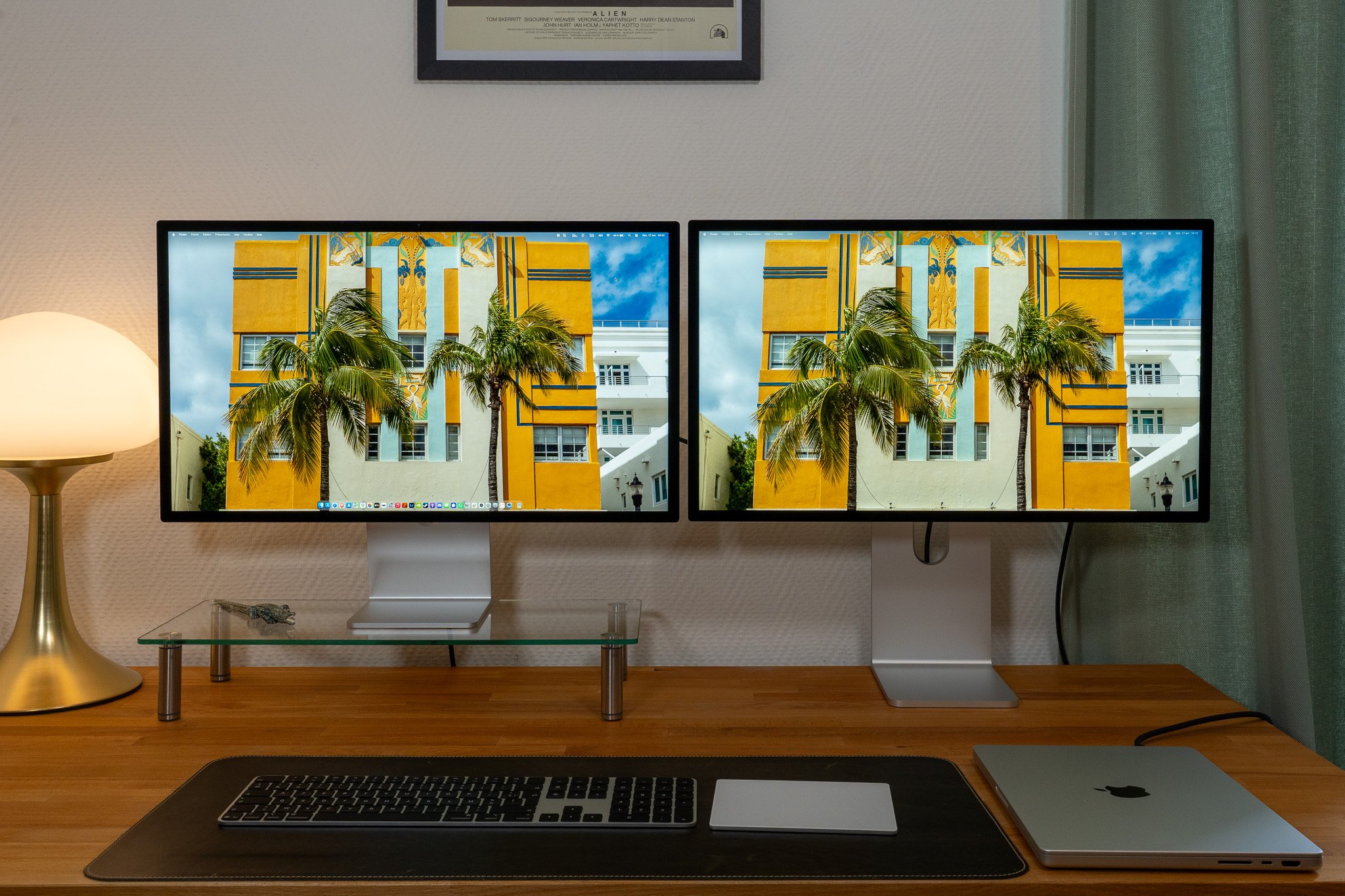 Mon Studio Display 2022, à gauche, accompagné du nouveau Studio Display 2026. © Nathan Le Gohlisse pour Clubic