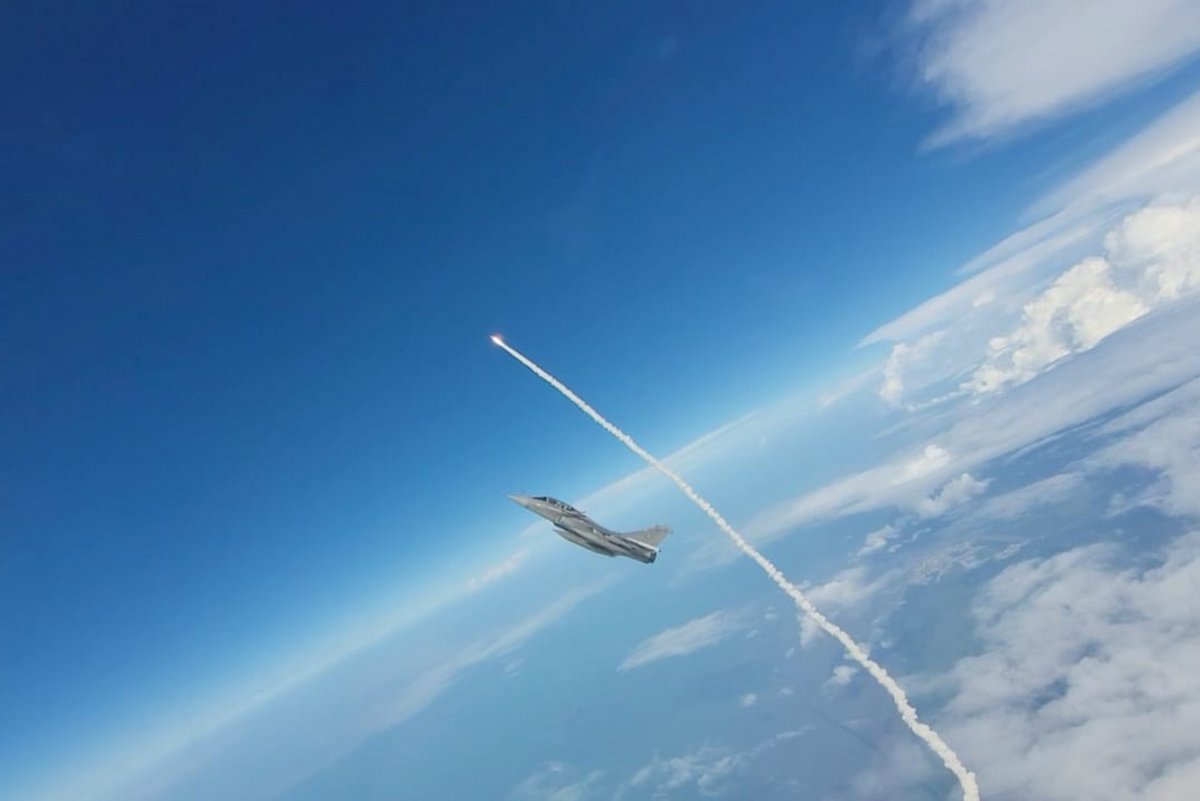 Les 3 chasseurs Rafale envoyés en protection en Guyane ont bien tenté de faire la course... © Armée de l'Air et de l'Espace