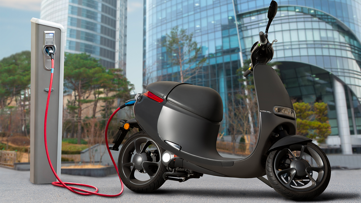 Portés par les villes et les politiques de mobilité, les scooters électriques s’imposent comme l’avenir du transport urbain individuel. ©Shutterstock