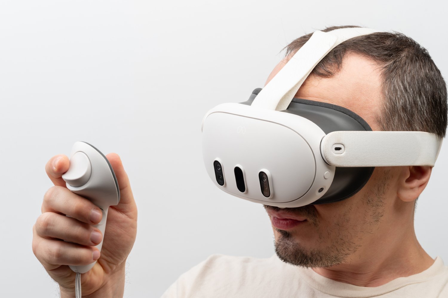 Un homme porte un casque Meta Quest 3. ©PixieMe / Shutterstock.com