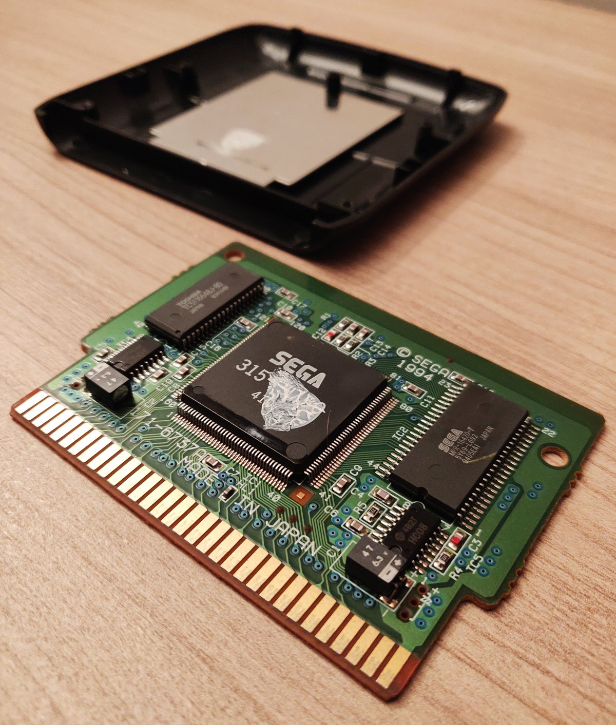 Un dissipateur de chaleur et de la pâte thermique sur le SEGA Virtua Processor... oui oui !