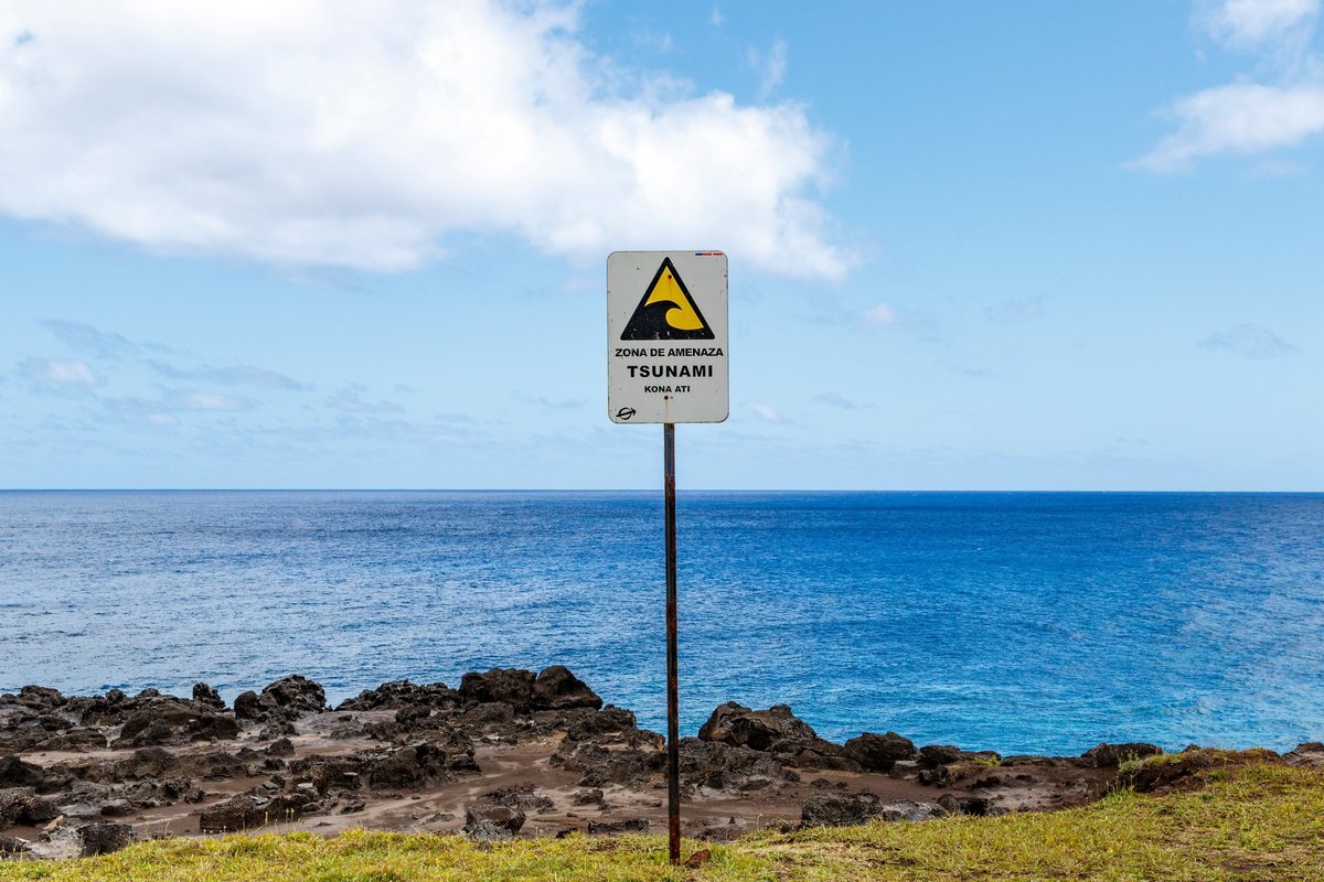 La puissance brute ne fait pas tout. Pour dompter la fureur d’un tsunami, il faut aussi une finesse de calcul inouïe, capable de transformer des murmures sismiques en alertes d’une précision chirurgicale. © Shutterstock