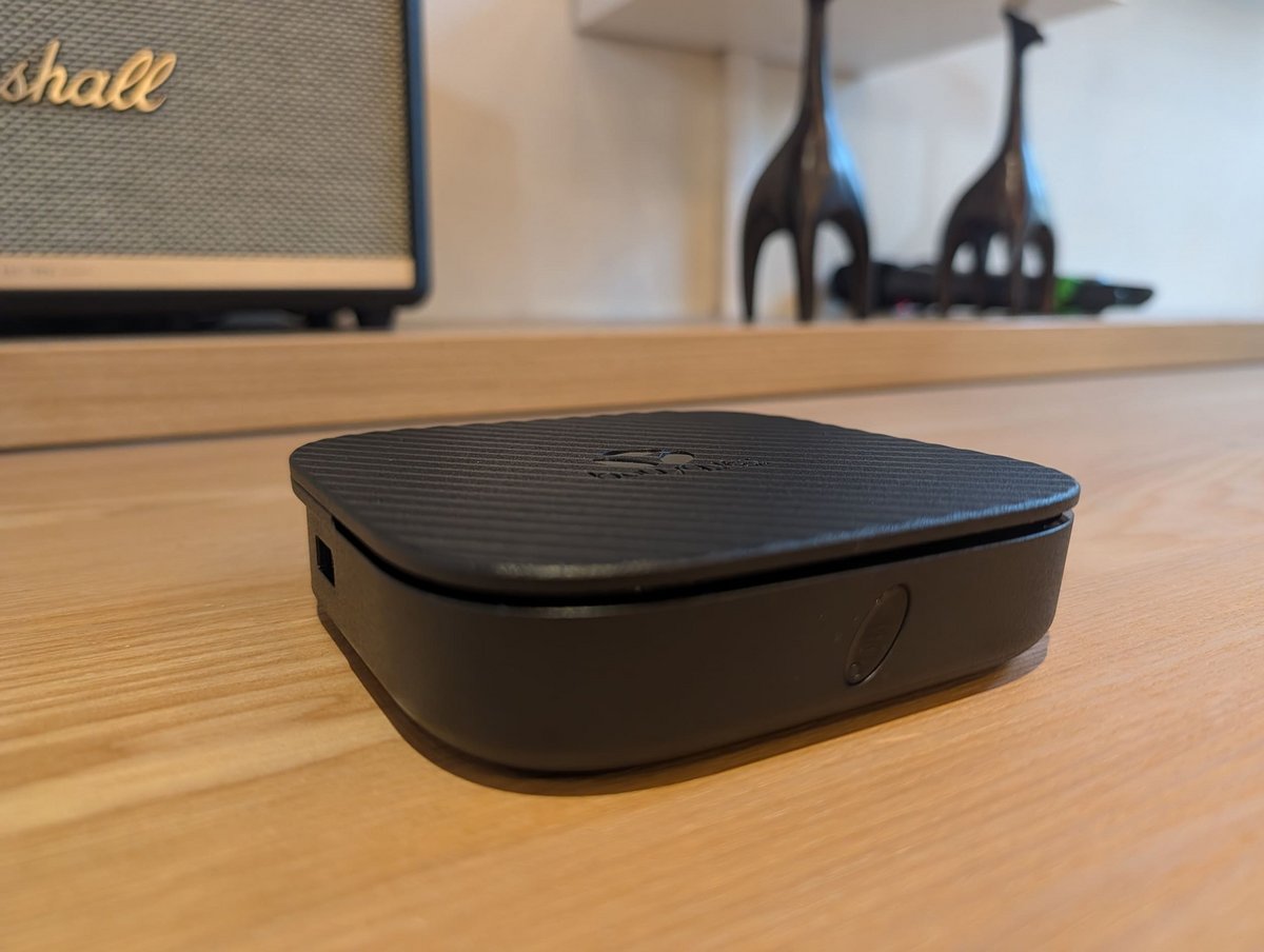 Admirez le relief, sur la face du dessus du décodeur. © Alexandre Boero / Clubic