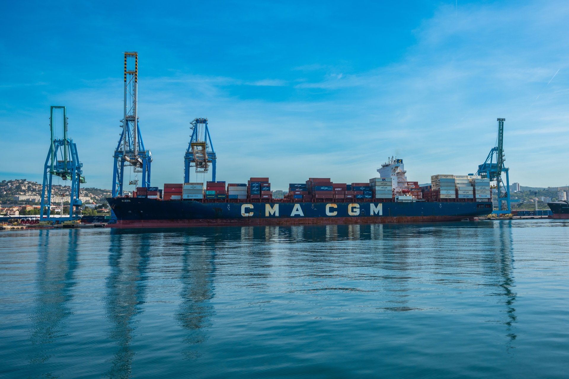 Un navire CMA-CGM amarré dans le port de Marseille © Obatala-photography / Shutterstock.com