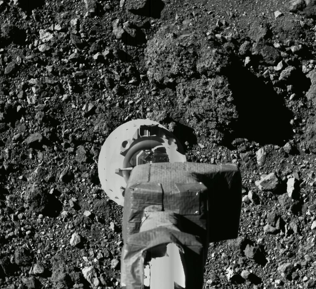 Une étude a aussi montré récemment que l'astéroïde Bennu est si peu dense que lors de sa prise d'échantillons, OSIRIS-REx a failli se faire "gober" par l'astéroïde ! Crédits NASA